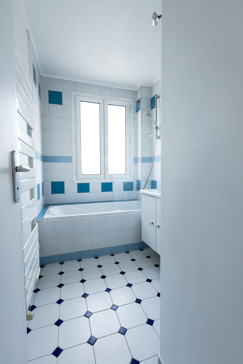 Avant - salle de bain ancienne